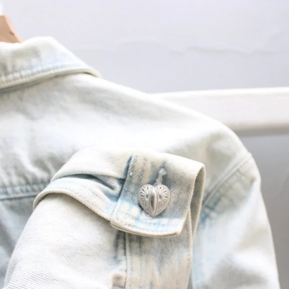 Vintage Stefano International Light Denim Wash Cropped Jacket w/ Heart Buttons - Picture 3 of 6